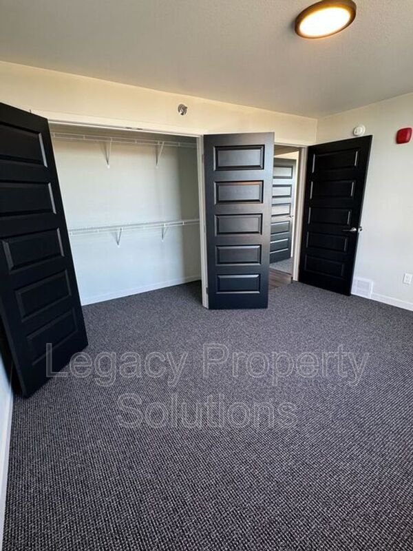 Building Photo - 208 E Greenfield Ln