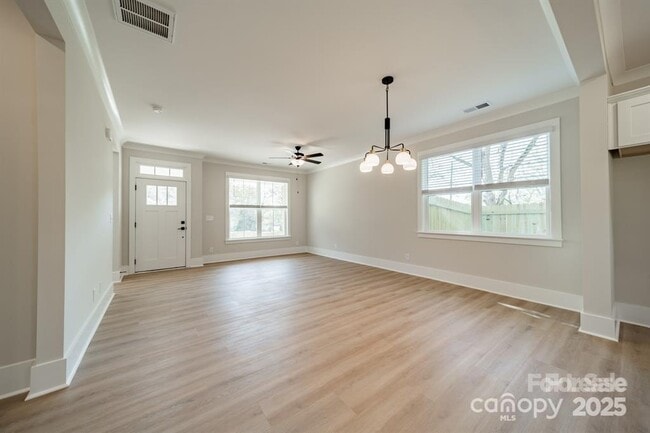 Building Photo - 574 Reid St
