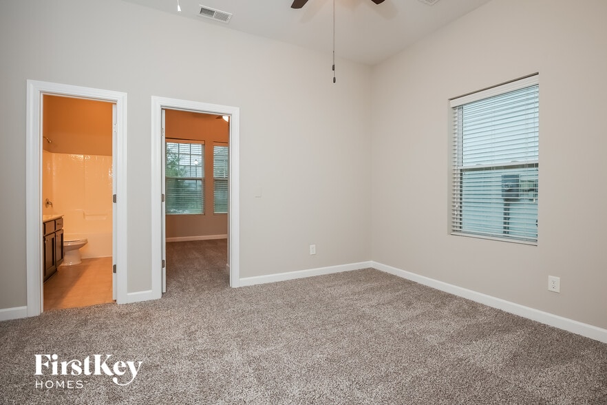 Building Photo - 215 Topsaw Ln