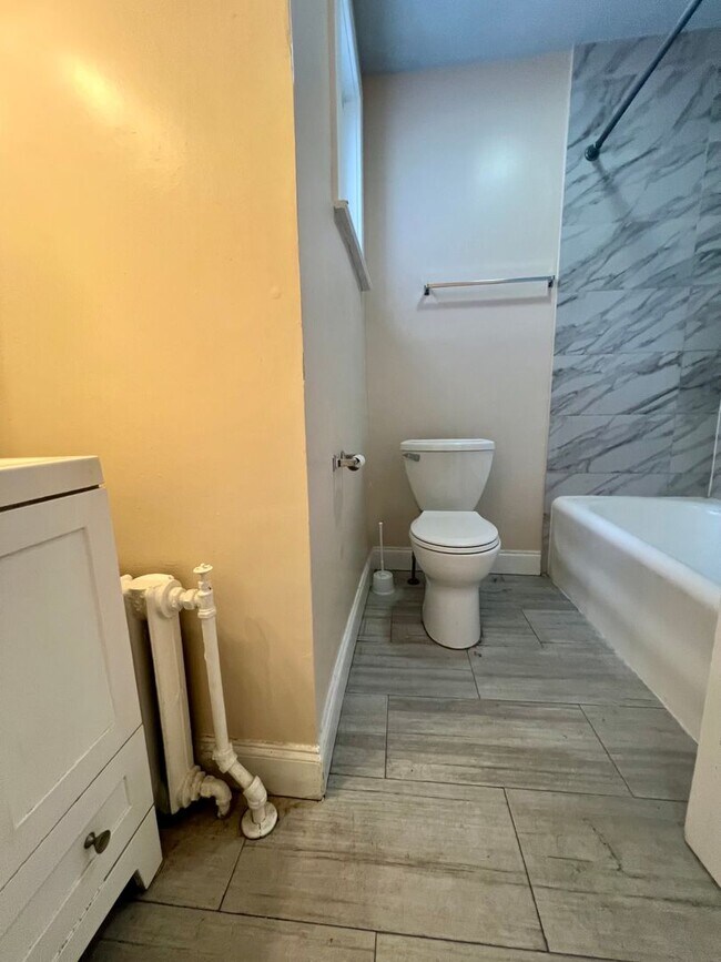 Building Photo - Gorgeous 2-Bedroom Apartment on Main Street! Available NOW!