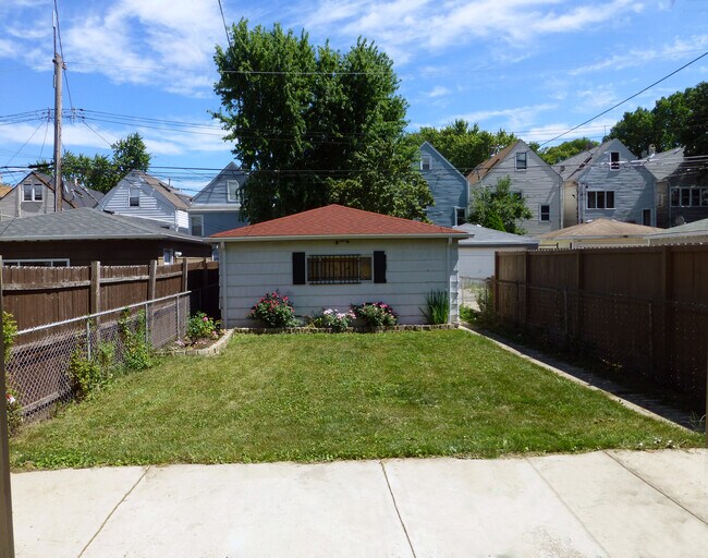 Building Photo - 3025 N Gresham Ave