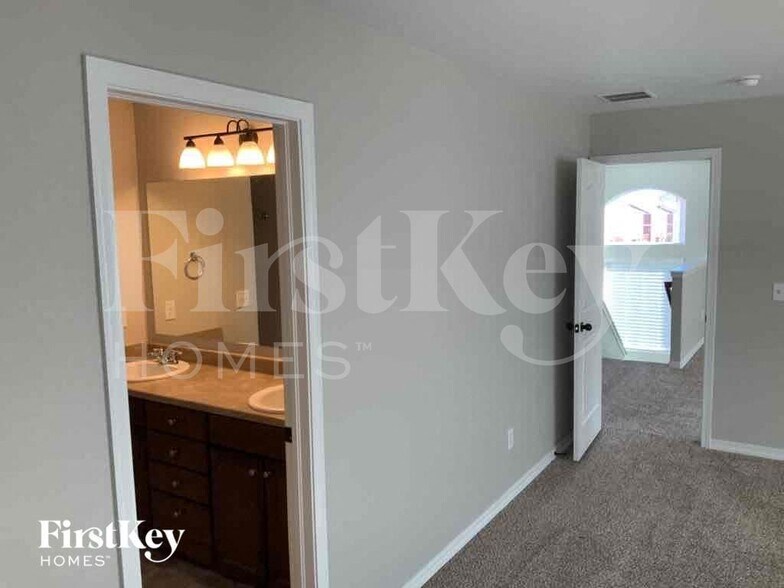 Building Photo - 3644 Saguaro Cir