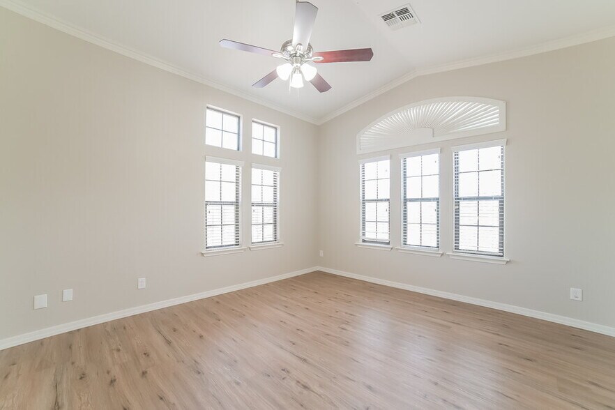 Building Photo - 2302 W Jake Haven