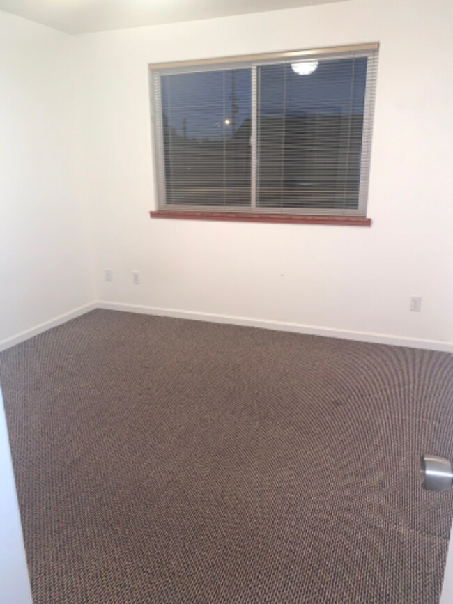 Building Photo - 2112/2114 Hamilton Duplex