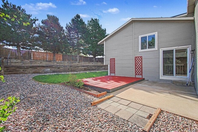 Building Photo - 3 bedroom, 2 car garage, fenced yard, updated and clean!
