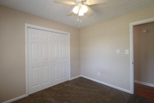 Building Photo - 212 Foxwood Dr
