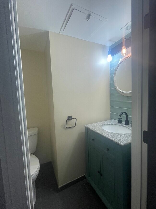 Building Photo - 939 Symphony Dr