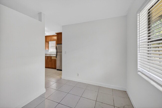 Building Photo - QUICK MOVE IN - FIRST MONTH FREE | Bright & Modern 1-Bedroom Apartment in Prime Oakland Park Loca...