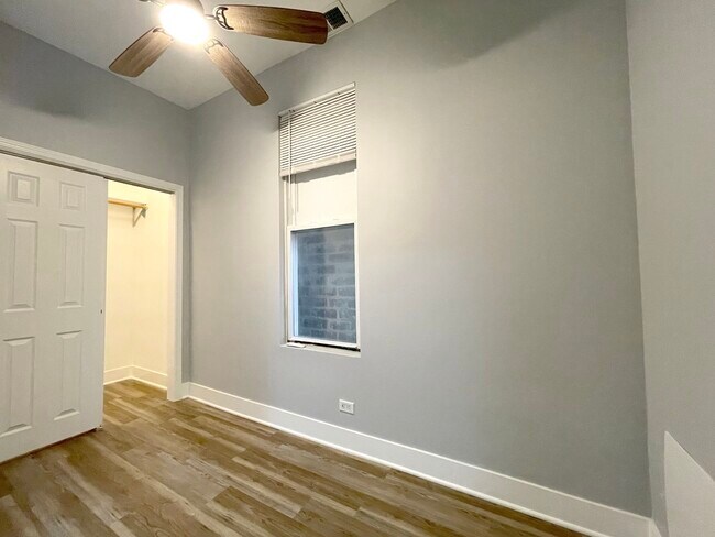 Building Photo - 942 N Elston Ave