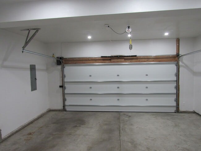 Building Photo - Secluded Eastside Townhome W/Double Garage