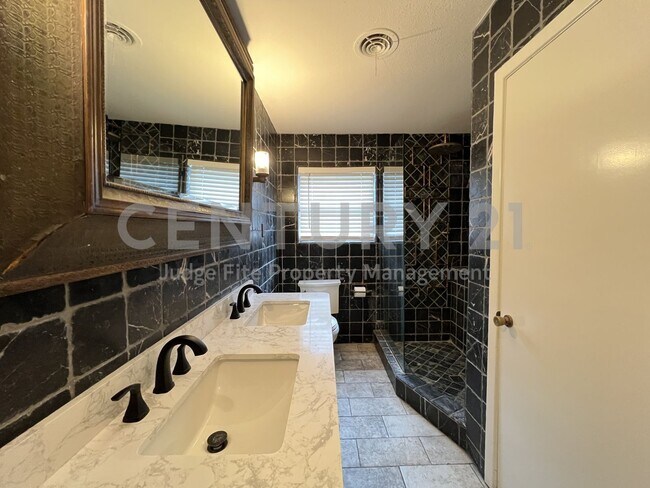 Building Photo - Beautifully Refreshed 3/2/2 in Fort Worth ...