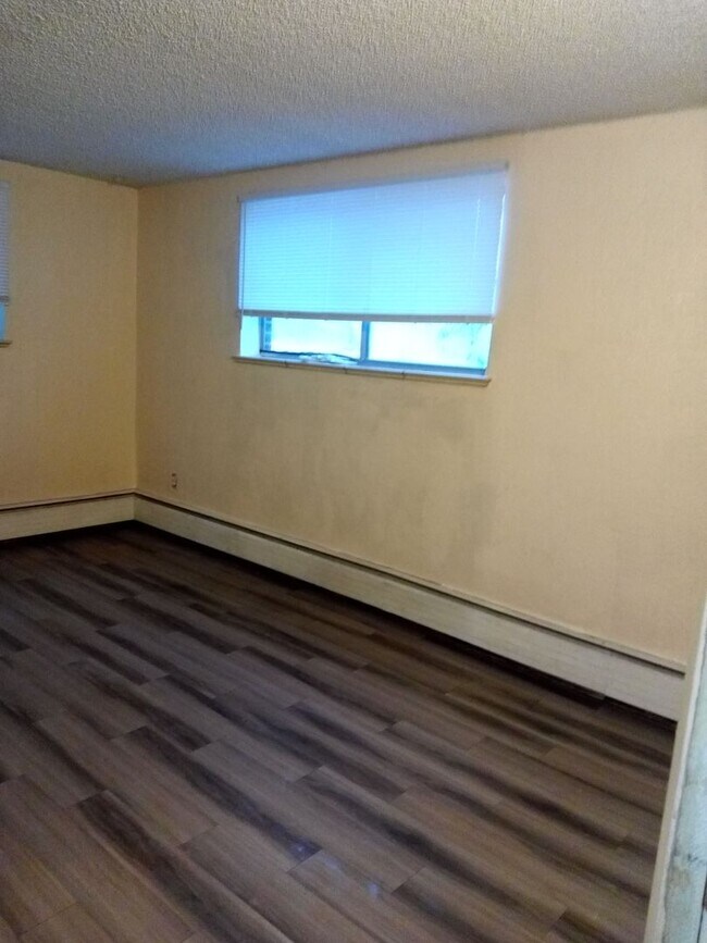 Building Photo - 1 bed, 1 Bath, Aug Special $400 credit Great Location off Joliet and 17th