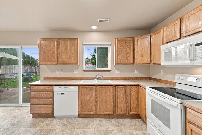 Building Photo - 800 N Regal Ct