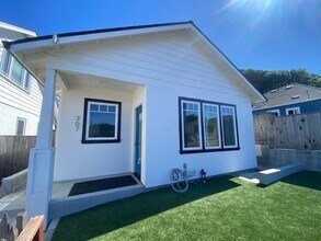 Building Photo - Pacific Grove Cottage!