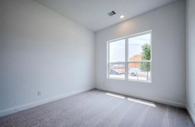 Building Photo - 6715 Iron Clover Dr