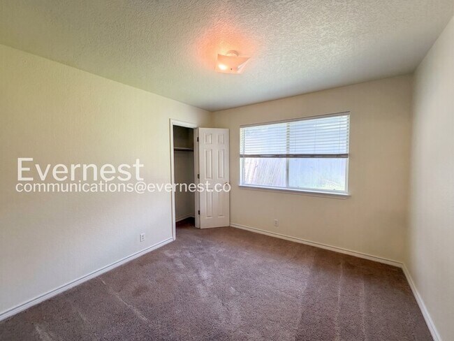 Building Photo - 3 Bed, 2 Bath Home with Garage / Pet-Friendly / Available Now!