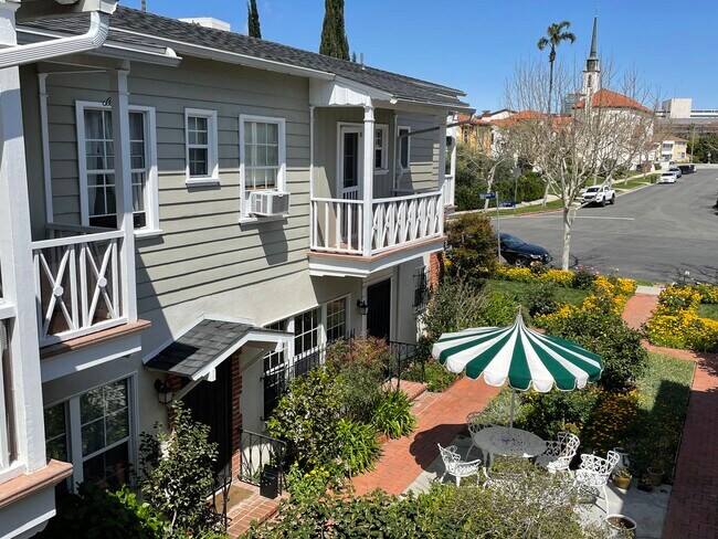 1054 balcony - 1054 Masselin Ave