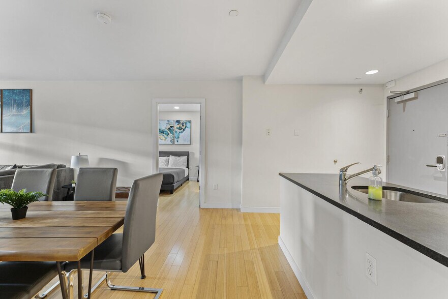 Building Photo - 601 Albany St