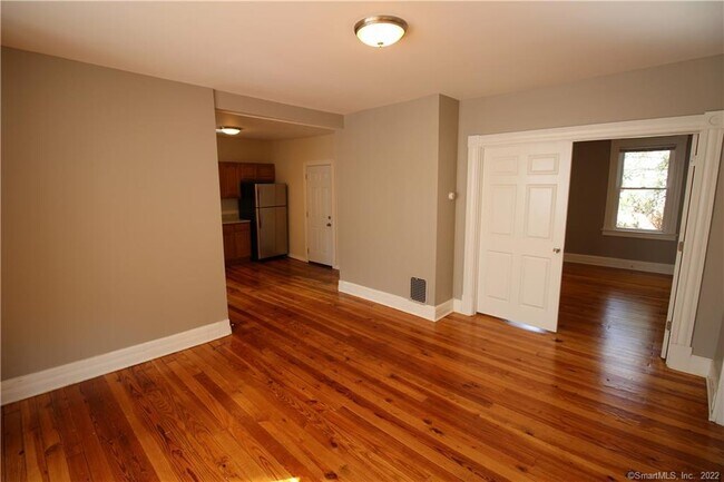 Building Photo - 151 Quaker Ln S