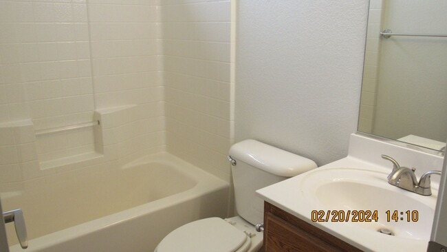 Building Photo - 3 bed 2 bath 2 car garage near high school