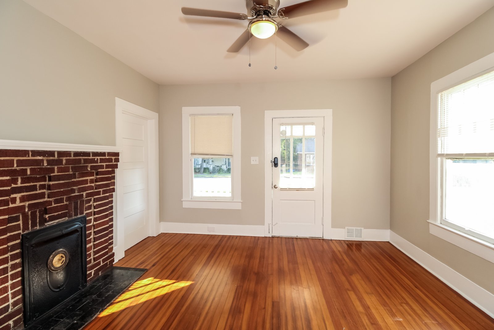 Building Photo - 3023 River Dr