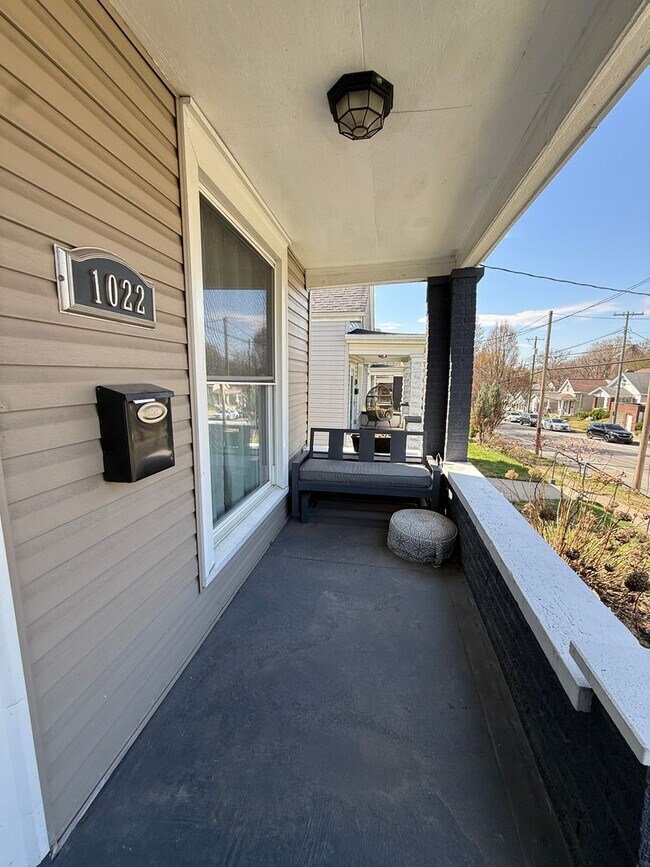 Building Photo - GERMANTOWN 2-BED 2-BATH FENCED YARD