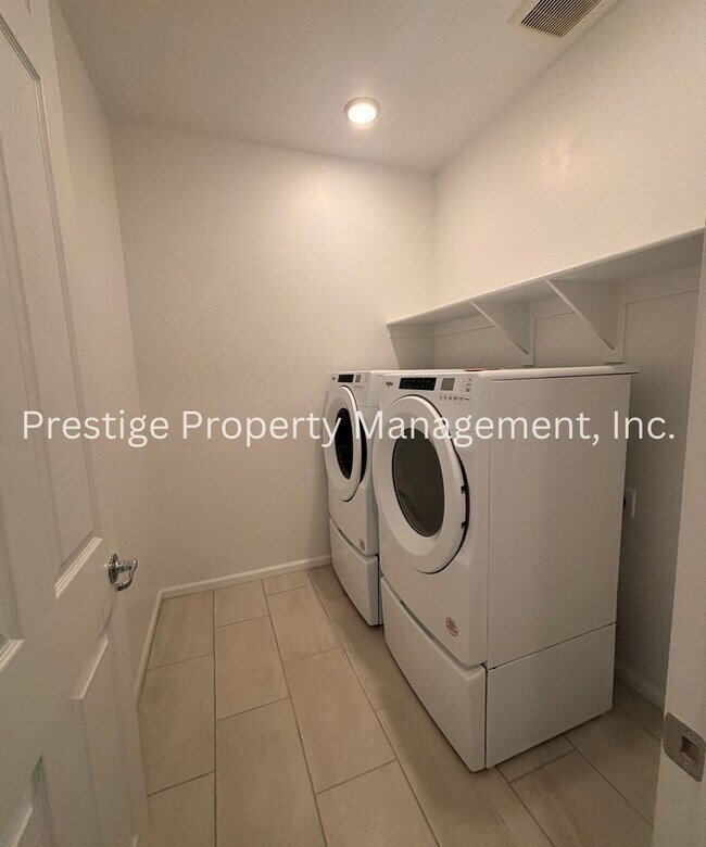 Building Photo - Beautiful 2/2 2-Story West Side Home With ...