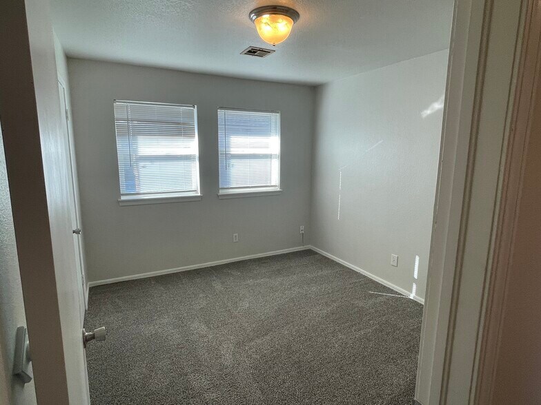 Building Photo - 1901 E Lindsey St