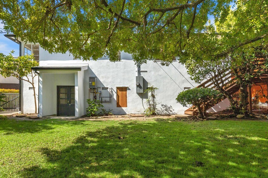Building Photo - 3444 S Bentley Ave