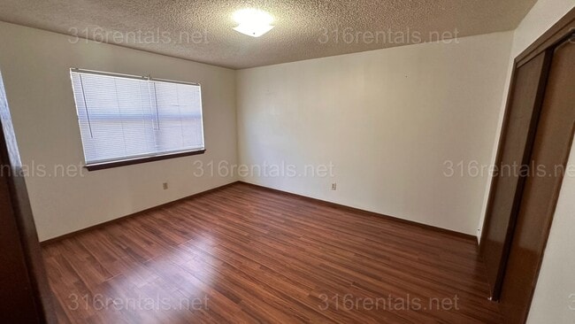 Building Photo - $750 - 2 bed 1 bath - Second floor Apartment
