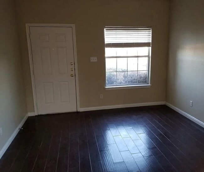 Building Photo - 2801 Southampton Way