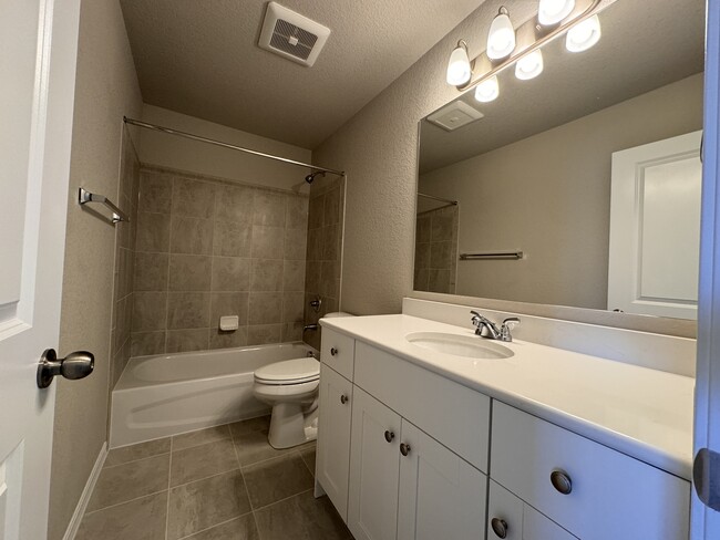 Large bath - 7738 Bone Creek Pt