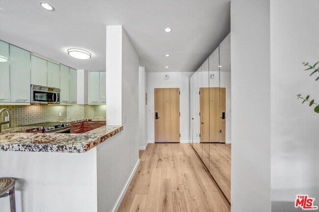 Building Photo - 999 N Doheny Dr