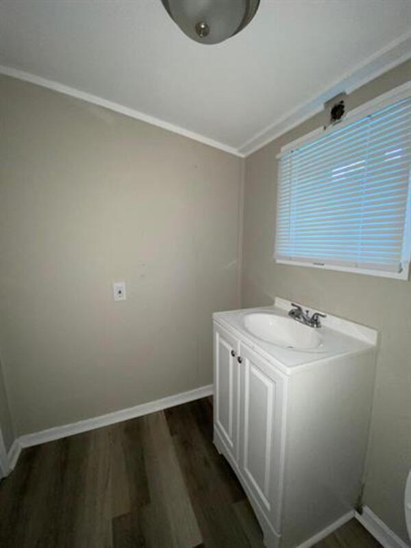 Building Photo - 108-108 De Groat St