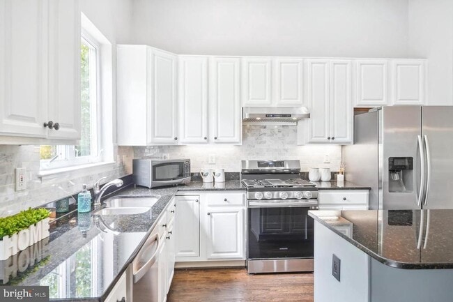 Building Photo - 2557 James Monroe Cir
