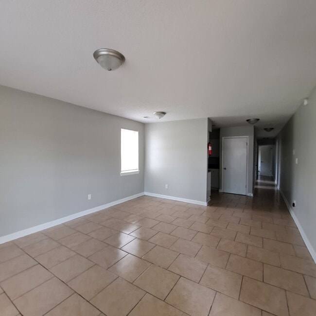 Building Photo - This 2BR/1BA includes a nice-sized living area, an ample kitchen, a fenced-in