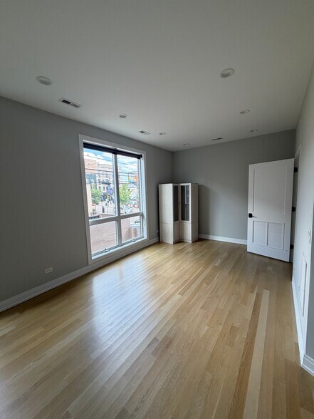 Building Photo - 1060 W Cornelia Ave