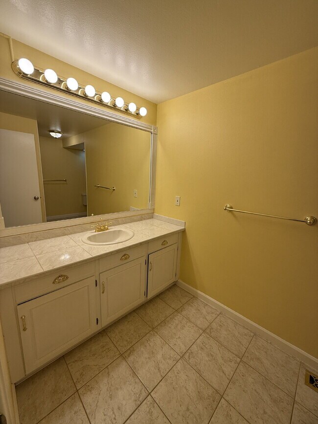 Building Photo - Spacious 4-Bedroom Retreat in Renton Available!