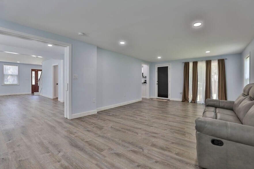 Building Photo - 151 Tolles St