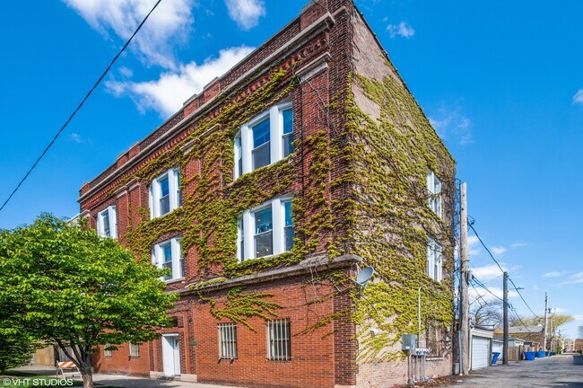 Primary Photo - 2048 W Evergreen Ave