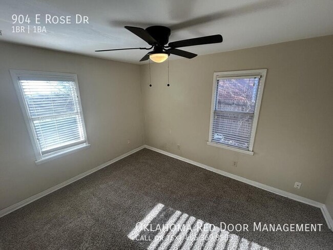 Building Photo - 904 E Rose Dr