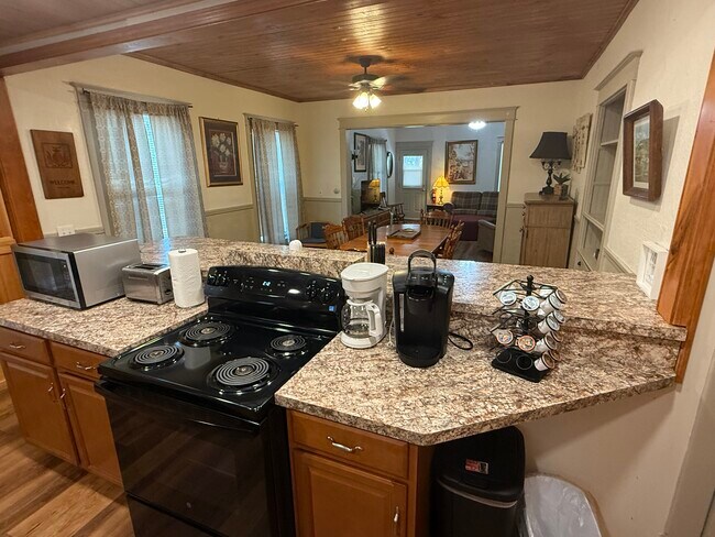 Building Photo - 33 Maple Ave