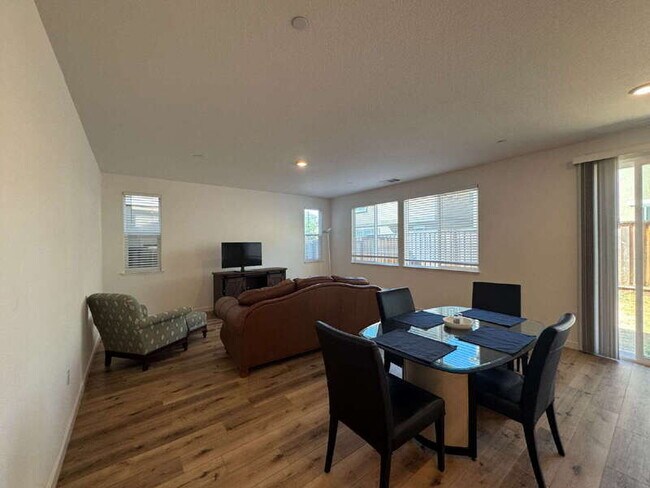 Building Photo - 2445 Town Cir