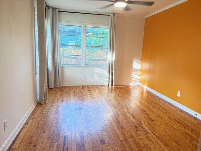 Building Photo - 6004 Woodview Ave
