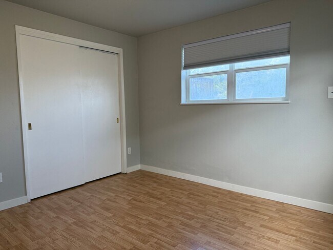 Building Photo - Spacious 3 Bedroom Home with Large Yard & ...