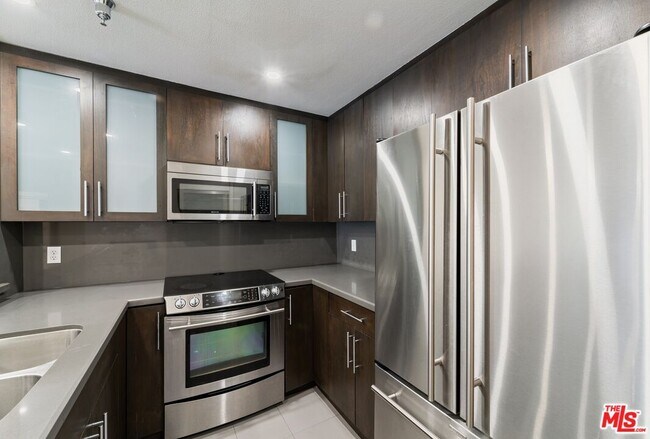 Building Photo - 121 S Hope St