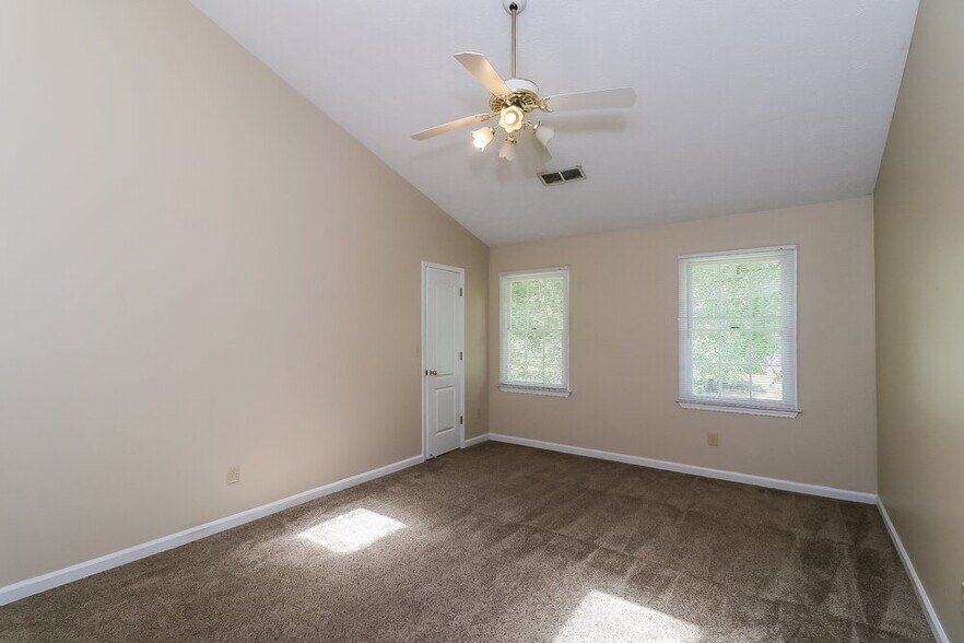 Building Photo - 2885 Summit View Ct