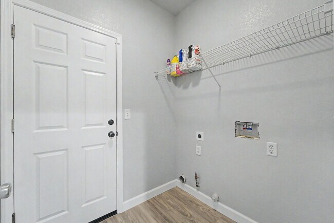 Building Photo - 4 bedroom 2 bath home located in Yuba City