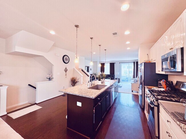 Building Photo - EMBREY MILL - END UNIT TOWNHOUSE