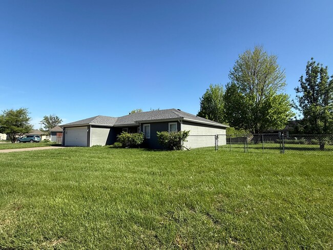 Building Photo - 3916 Fox Ridge Dr